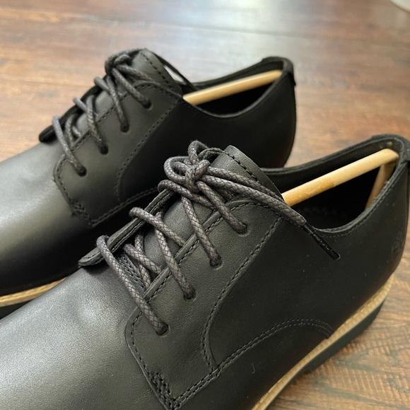 Timberland. Brand new Memory foam men’s leather shoes. Light weight . In box main image 6